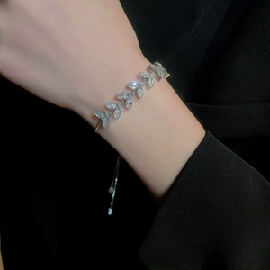 Bracelet feuilles en argent avec zircons sur poignet de mannequin, fermoir réglable