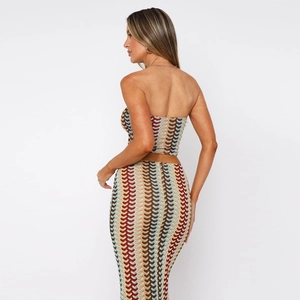 Vue arrière d'un ensemble en maille haut court et jupe longue aux motifs zigzag