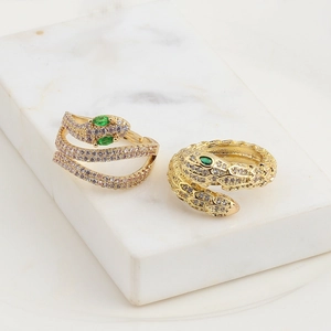Elegante anello aperto a forma di serpente con zirconi scintillanti e occhi in pietra verde