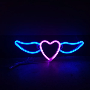 Détail de la lampe néon LED en forme de cœur à ailes bleues pour décoration de fête