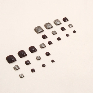 Faux ongles d'orteils champagne scintillant et bordeaux brillant avec paillettes