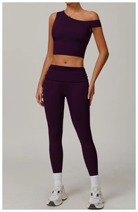 Ensemble de yoga prune avec haut asymétrique à une épaule et legging de sport taille haute