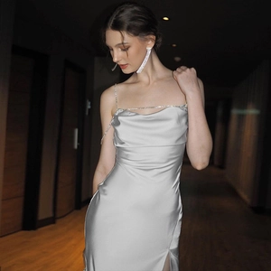 Abito sottoveste in raso argento con spalline in strass e sexy spacco laterale alto