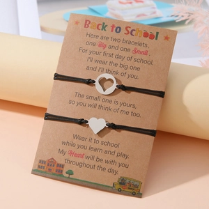 Bracciali madre e figlia per il rientro a scuola con ciondoli a cuore su carta kraft