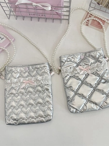 Mini borse a tracolla trapuntate argento con fiocchi rosa e catene di perle eleganti
