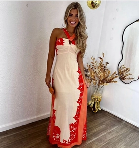 Dettaglio dello scollo all'americana incrociato sull'abito lungo estivo a fiori arancio