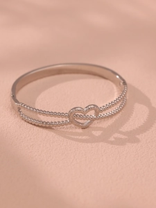Vue détaillée du bracelet en acier inoxydable argenté avec double rangée de perles