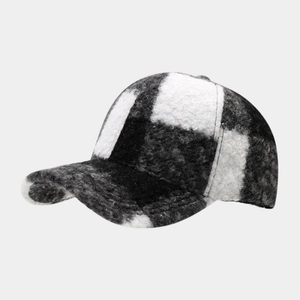 Gros plan d'une casquette en molleton épais avec motif damier noir et blanc stylé