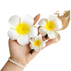 Drei weiße und gelbe Frangipani-Blüten-Haarspangen in verschiedenen Größen für den Strand