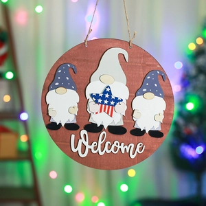 Plaque de porte ronde Welcome en bois avec gnomes 3D, drapeau étoile et lumières bokeh
