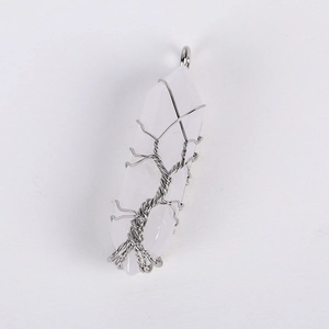 Detalle del árbol de la vida en hilo de plata sobre colgante hexagonal de cristal blanco