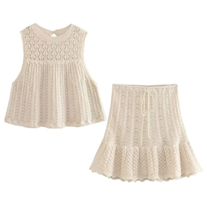 Dettaglio del set due pezzi in maglia traforata con top senza maniche e minigonna crema