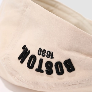 Detalle del bordado 3D Boston 1630 en gorra retro de algodón en color beige