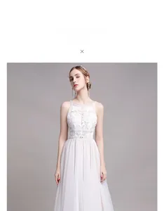 Détail de la broderie en dentelle blanche complexe sur une robe de mariée de style français