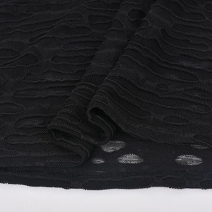 Vista macro dettagliata del tessuto in maglia nera con trama a onde e design traforato