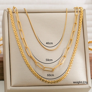 Set di tre collane dorate con catene da 40cm, 50cm e 60cm su un espositore per gioielli