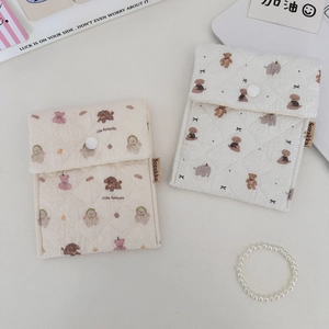 Detailansicht gesteppter Baumwolltaschen mit Tierdrucken und weißem Druckknopfverschluss
