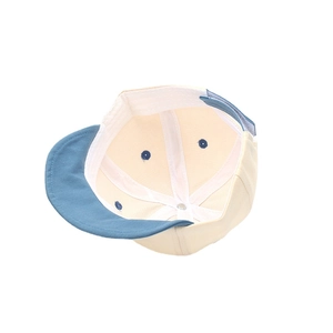 Vue intérieure d'une casquette de baseball pour bébé de style coréen crème et bleue