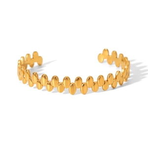 Détail d'un bracelet jonc en acier plaqué or 18 carats avec design à maillons ovales ondulés