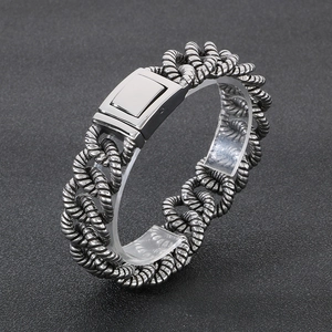 Gros plan du bracelet gourmette torsadée en acier inoxydable rétro avec fermoir en métal