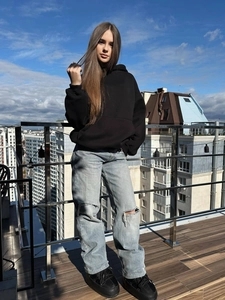 Ρετρό oversized μαύρο φούτερ με κουκούλα και στάμπα στην πλάτη σε ταράτσα