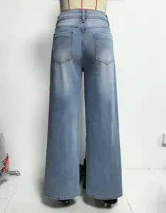 Detail van de lichtblauwe jeans met hoge taille en wijde pijpen, achterzakken en denim