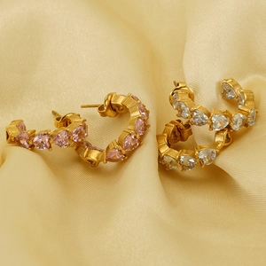 Orecchini a U in acciaio dorato con zirconi a cuore in colori rosa e bianco