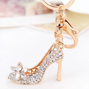 Sparkling high heel keychain with white crystals and golden base for handbags