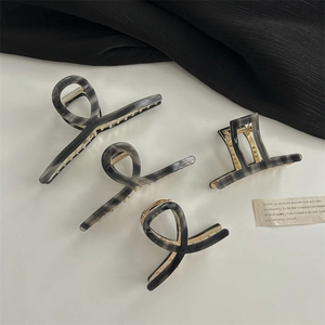 Lot de pinces à cheveux à motif marbré gris et noir avec ressorts dorés élégants