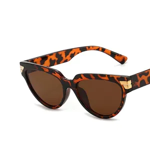 Occhiali da sole cat-eye leopardati con lenti marroni e dettagli in metallo dorato