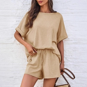 Damen Freizeit-Set in Warm-Sand mit Rollärmel-T-Shirt und Tunnelzug-Shorts aus weichem Strick