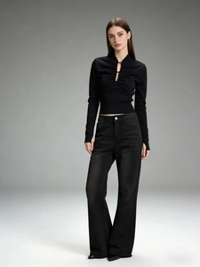 Top corto vintage nero a maniche lunghe da donna con jeans in denim a gamba svasata