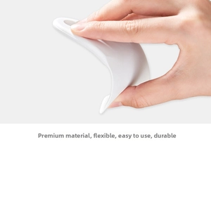 Gros plan d'un grattoir flexible en silicone blanc avec une haute élasticité durable
