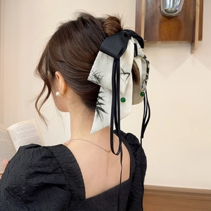 Pince à cheveux élégante style encre de Chine avec ruban en soie et perle verte