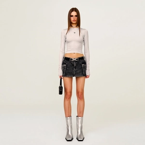 Crop top gris à manches longues avec mini-jupe cargo en denim noir et bottes argentées