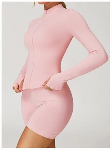 Vue latérale détaillée de l'ensemble de yoga rose sans couture avec passe-pouces et taille haute
