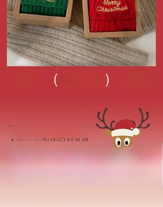 Détail de chaussettes de Noël en coton rouge et vert avec broderie dorée