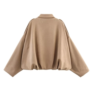 Vue détaillée du dos d'un blouson aviateur en faux daim camel avec des manches chauve-souris