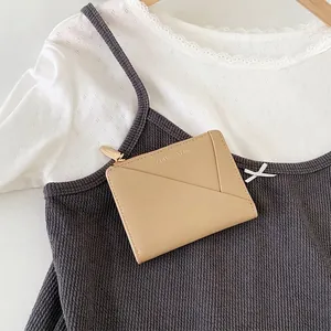 Classic Star beige leather wallet for women with zipper and elegant geometric stitching