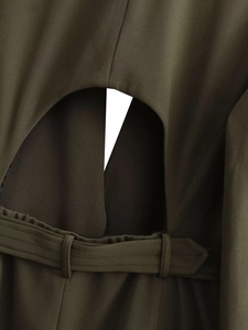 Détail du blazer vert armée montrant la taille ceinturée et la découpe au dos