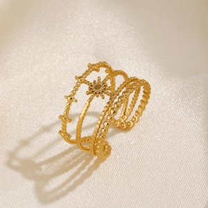 Bague étoile vintage en acier doré 18 carats à plusieurs couches sur fond de soie douce