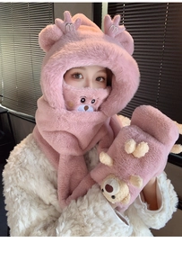 Vue détaillée de l'ensemble d'hiver en peluche rose avec fausse fourrure et oreilles d'ours
