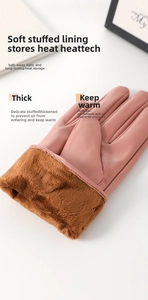 Dettaglio guanti in pelle rosa con spessa fodera in peluche marrone per l'inverno
