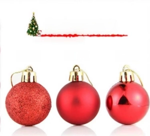 Détails de boules de Noël rouges avec finitions pailletées, mates et brillantes pour sapin
