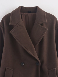 Détails d'un manteau en laine marron avec large revers et boutons à double boutonnage