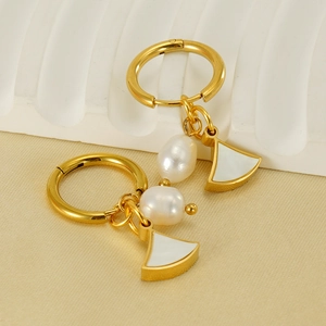 Boucles d'oreilles pendantes en éventail dorées 18K avec perles baroques sur socle