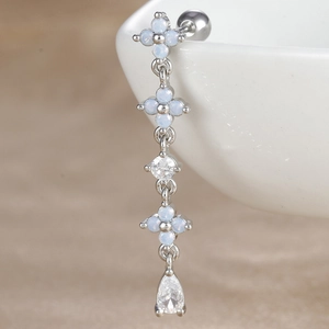 Détail de la boucle d'oreille argentée avec fleurs en opale et pendentif zircon goutte