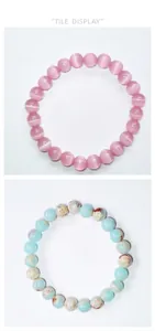 Dettaglio dei bracciali in pietra occhio di gatto rosa e pietra naturale blu liscia