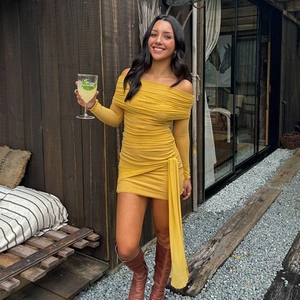 Détail de la robe bustier jaune à manches longues avec texture froncée élégante