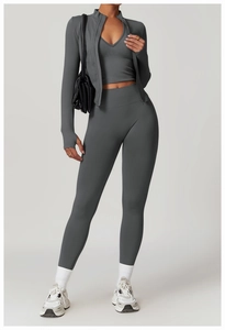 Ensemble de yoga 3 pièces gris foncé avec veste à col montant, brassière et legging sans couture